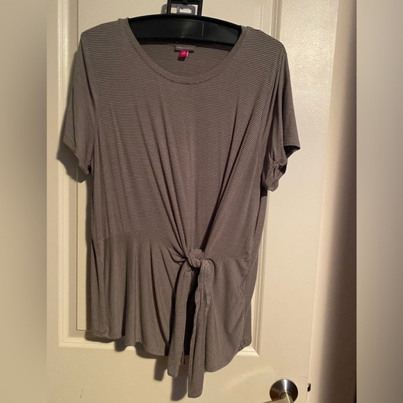 Vince Camuto short sleeve top with flattering tie at waist, size XL. - Picture 2 of 7
